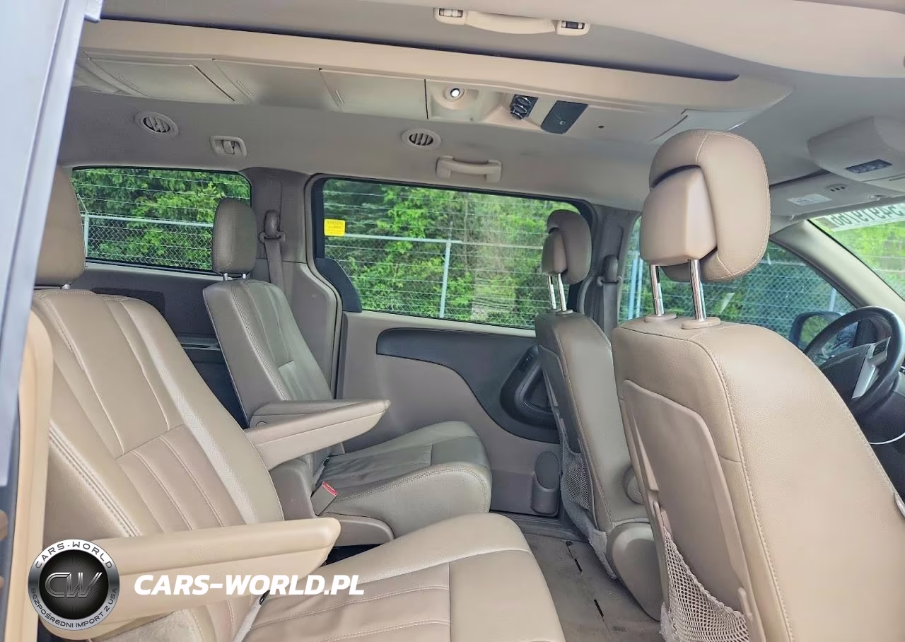 2016 Chrysler Town & Country Touring VIN:2C4RC1BG0GR298225 - 11