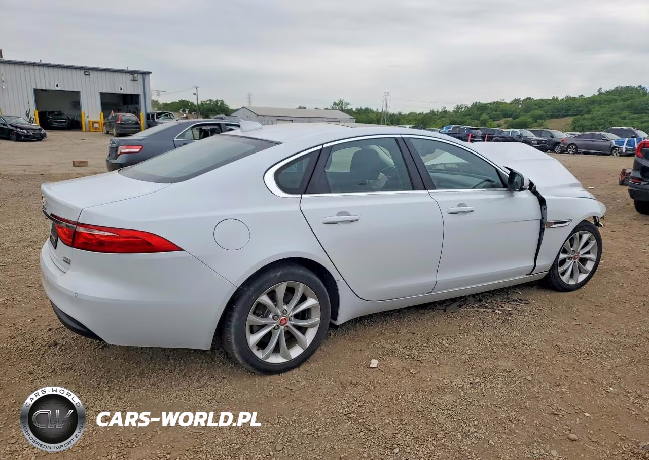 2017 Jaguar Xf Premium VIN:SAJBJ4BNXHCY44063 - 3