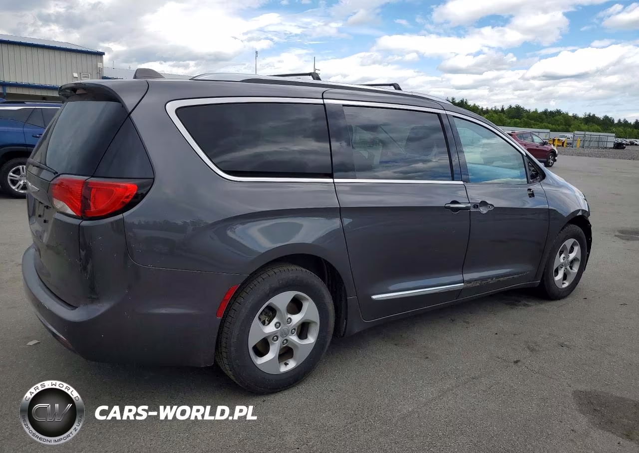 2017 Chrysler Pacifica Touring L Plus VIN:2C4RC1EG2HR584932 - 3