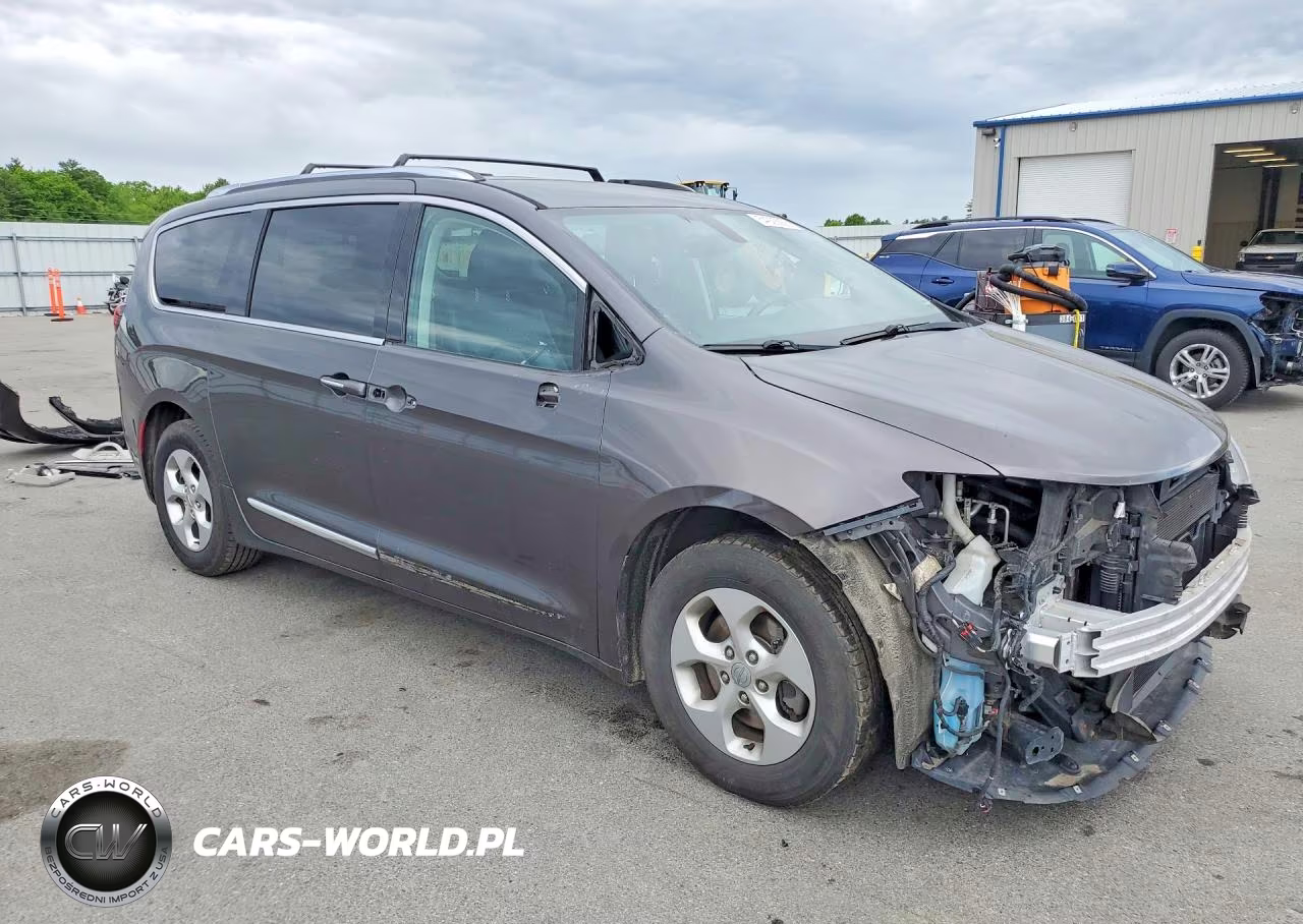 2017 Chrysler Pacifica Touring L Plus VIN:2C4RC1EG2HR584932 - 4