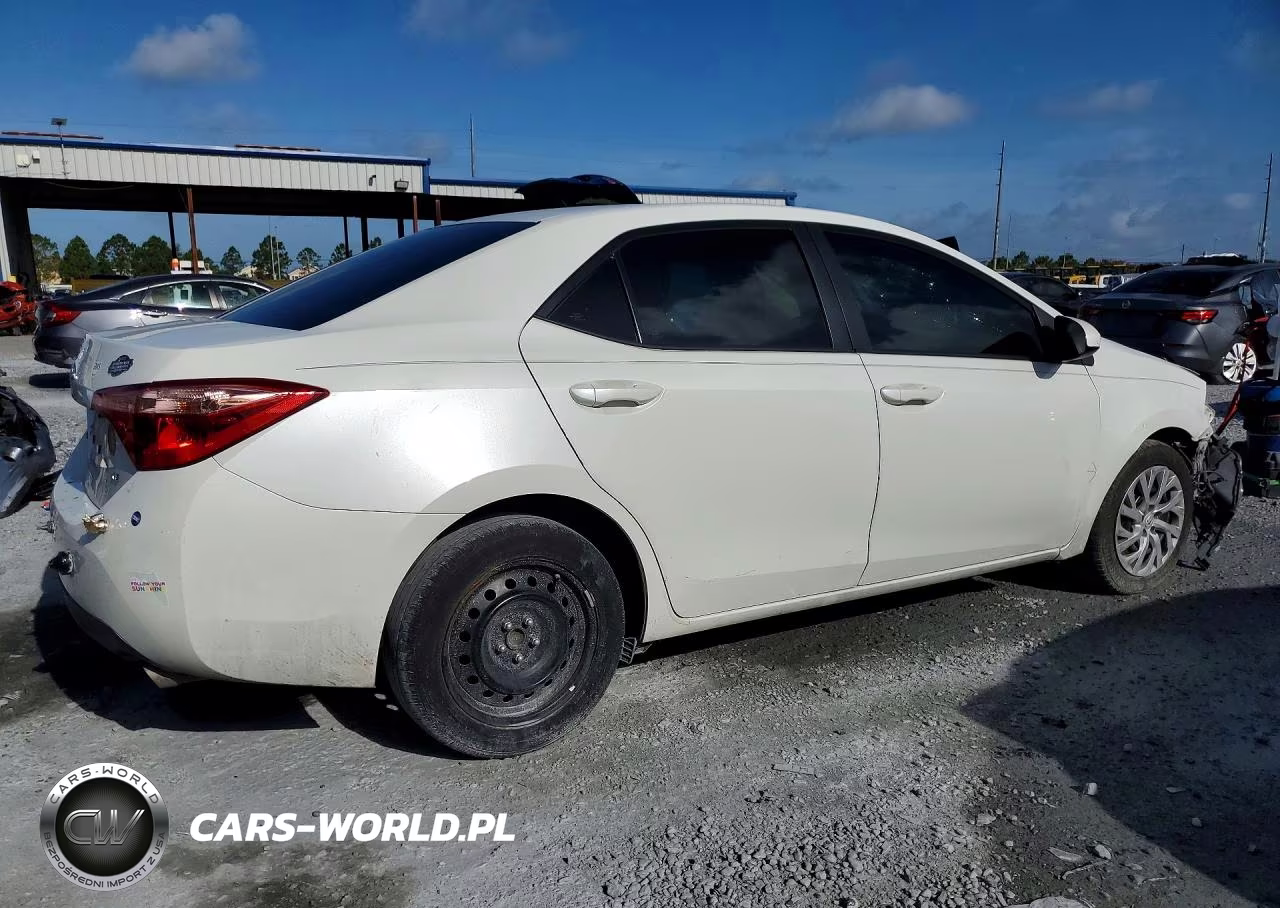 2018 Toyota Corolla Le VIN:5YFBURHE7JP783942 - 3