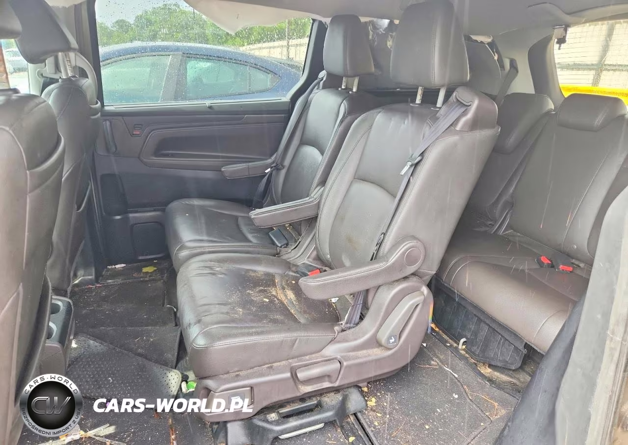 2018 Honda Odyssey Touring VIN:5FNRL6H82JB004114 - 11