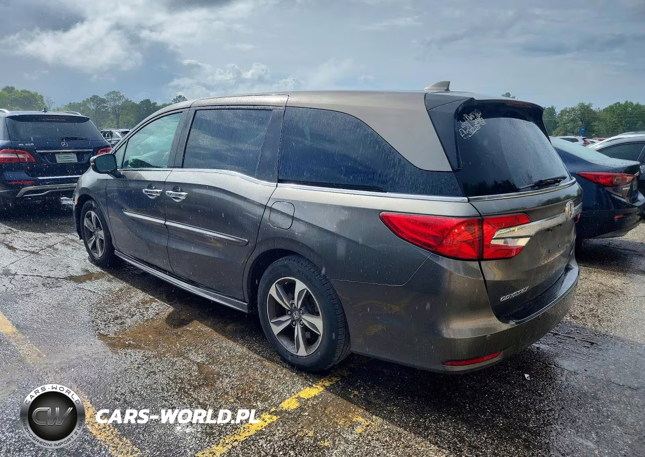 2018 Honda Odyssey Touring VIN:5FNRL6H82JB004114 - 2