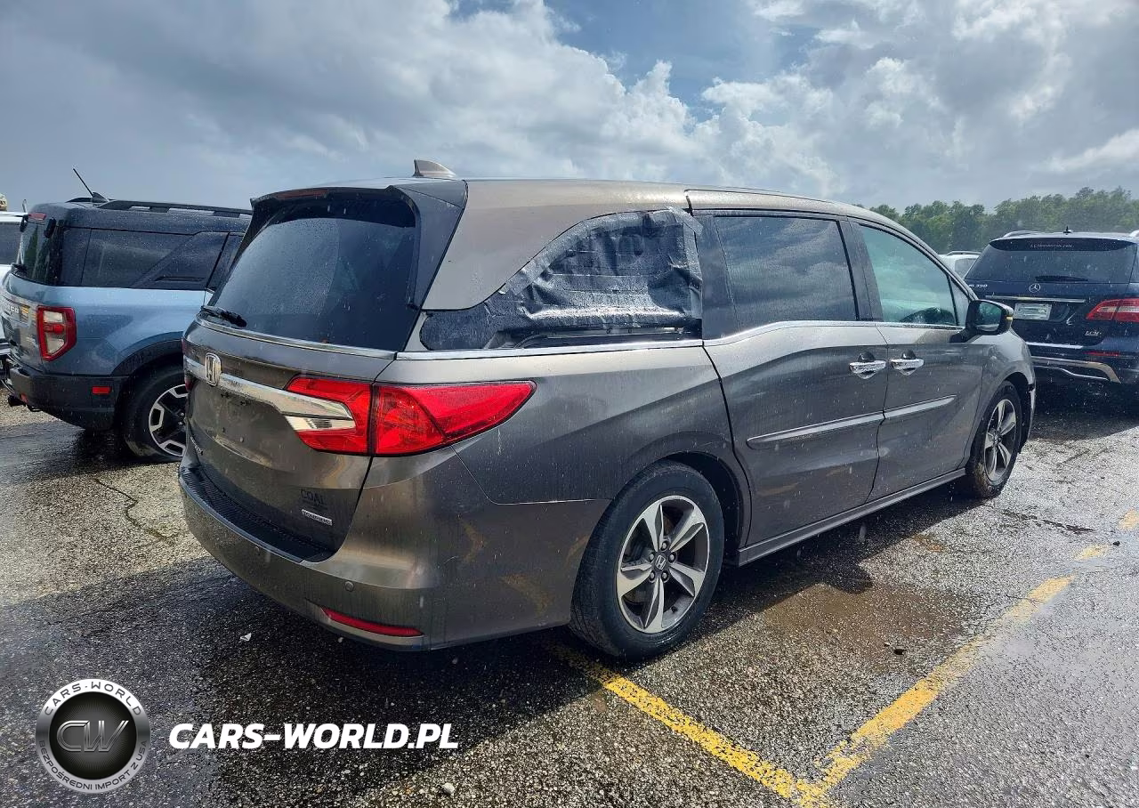 2018 Honda Odyssey Touring VIN:5FNRL6H82JB004114 - 3