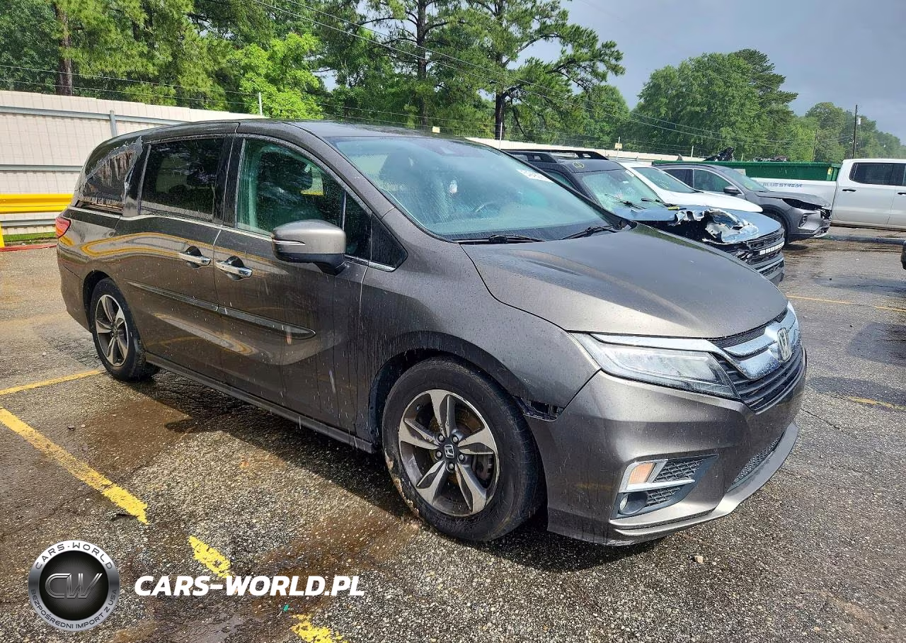2018 Honda Odyssey Touring VIN:5FNRL6H82JB004114 - 4