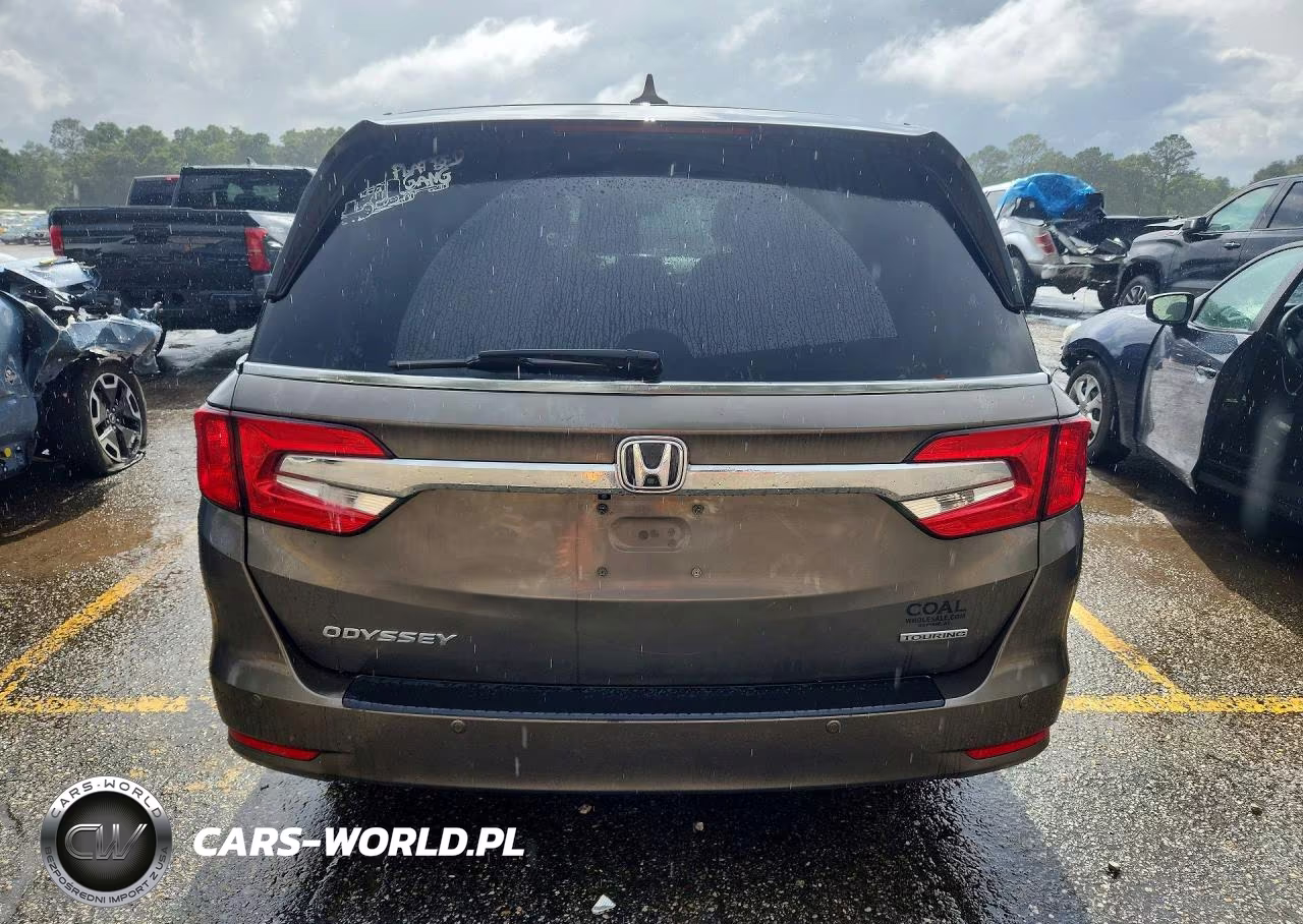 2018 Honda Odyssey Touring VIN:5FNRL6H82JB004114 - 6