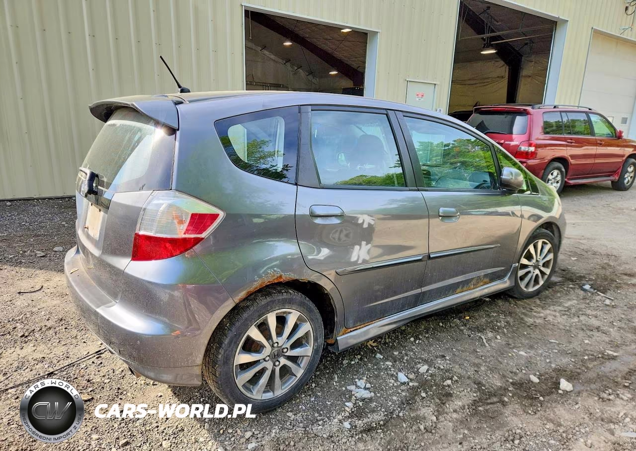 2013 Honda Fit Sport VIN:JHMGE8G59DC053718 - 3