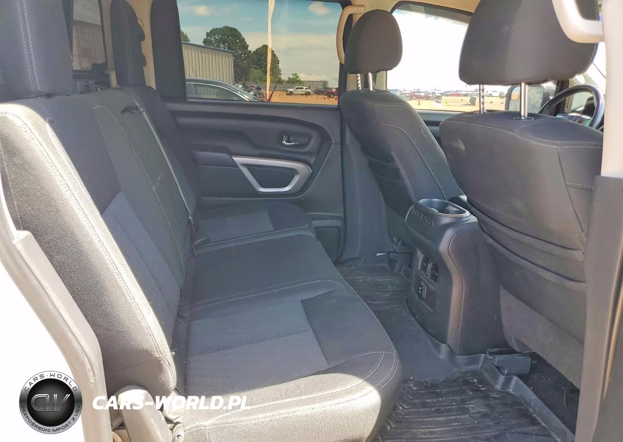 2018 Nissan Titan VIN:1N6AA1E57JN539888 - 10