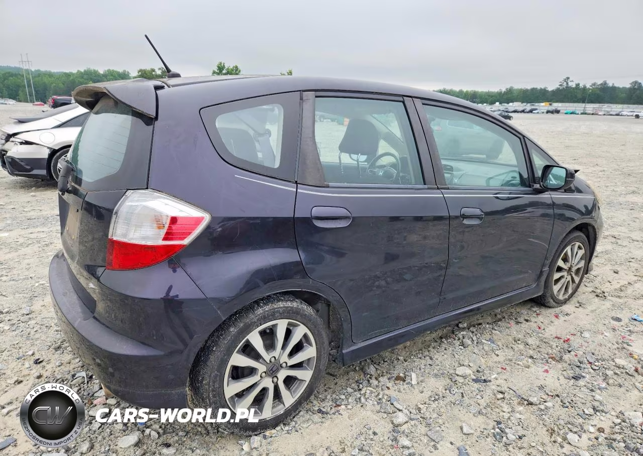 2013 Honda Fit Sport VIN:JHMGE8H55DC047896 - 3