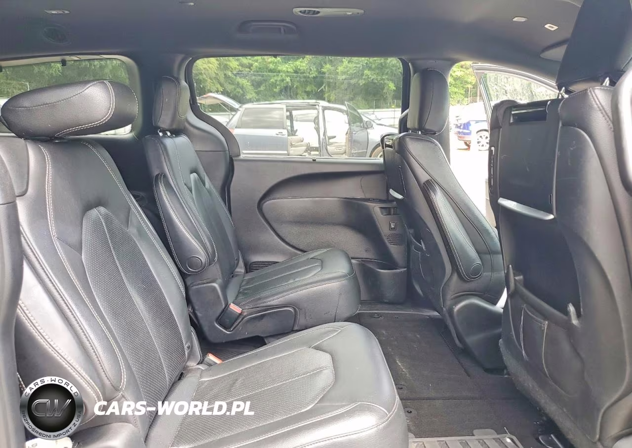 2019 Chrysler Pacifica Touring L Plus VIN:2C4RC1EG7KR588949 - 11