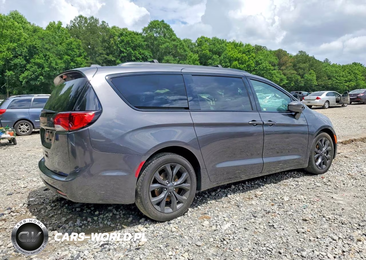 2019 Chrysler Pacifica Touring L Plus VIN:2C4RC1EG7KR588949 - 3