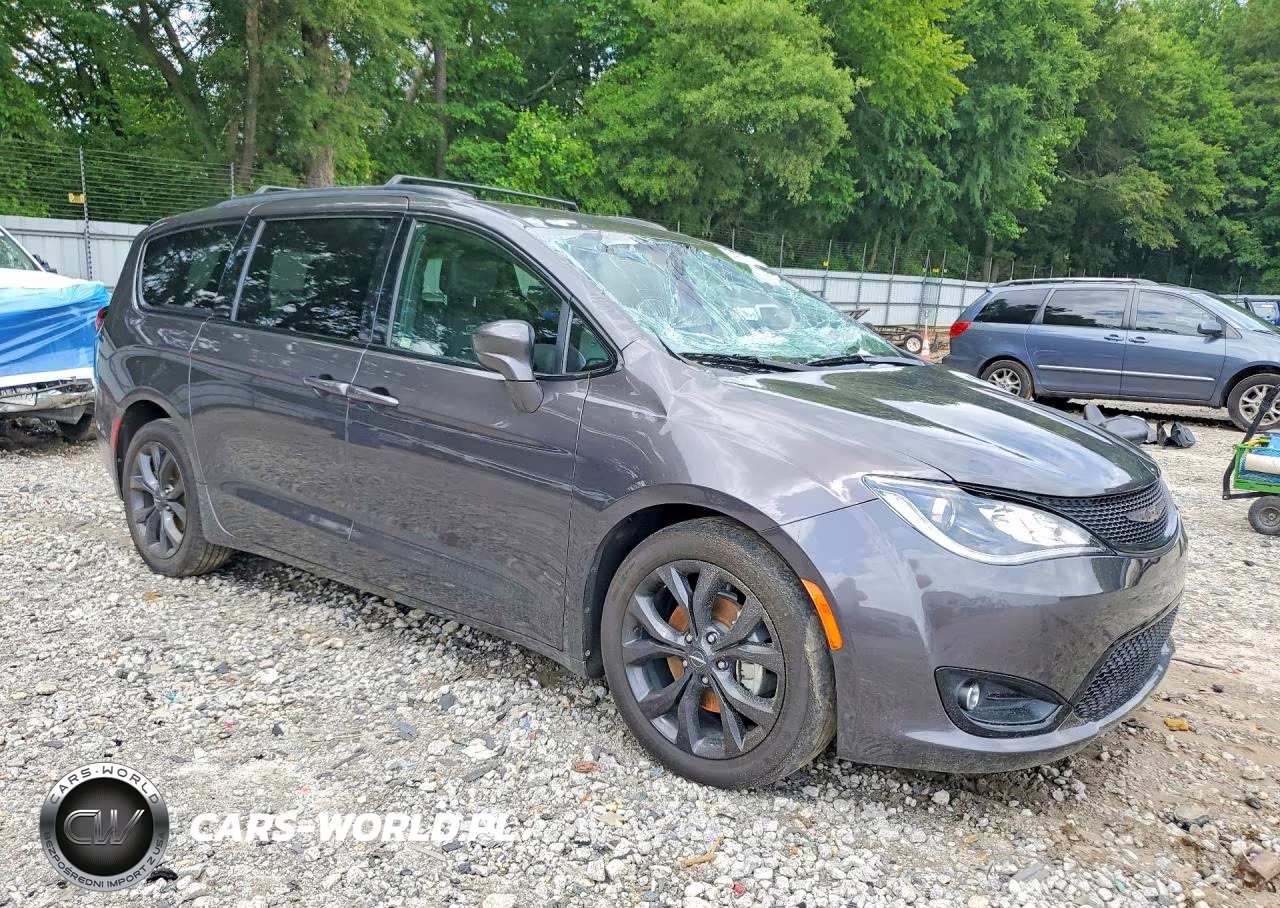 2019 Chrysler Pacifica Touring L Plus VIN:2C4RC1EG7KR588949 - 4
