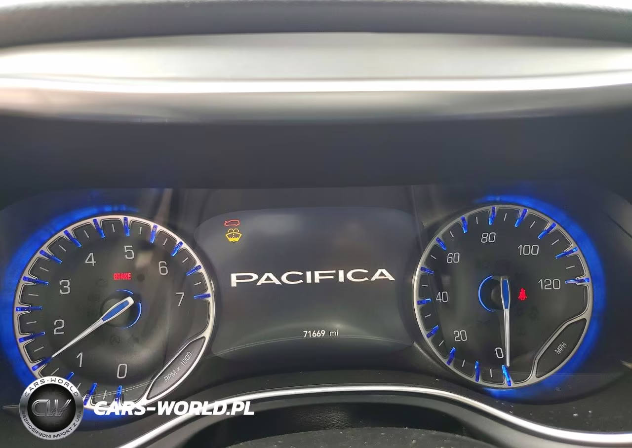 2019 Chrysler Pacifica Touring L Plus VIN:2C4RC1EG7KR588949 - 9