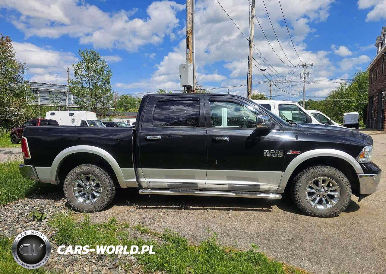 2018 Ram 1500 Laramie VIN:1C6RR7NM6JS238059 - 9