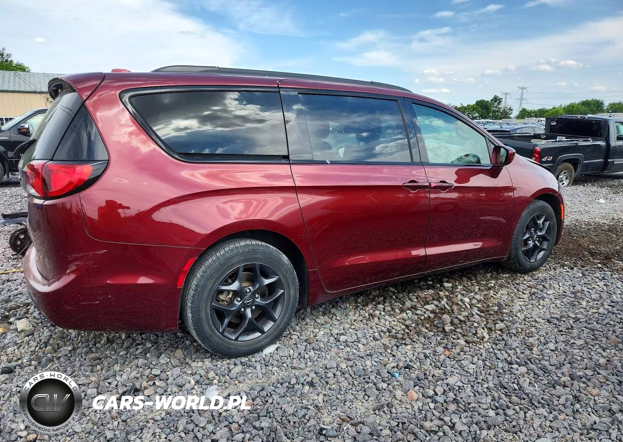 2018 Chrysler Pacifica Touring L VIN:2C4RC1BG5JR320954 - 3