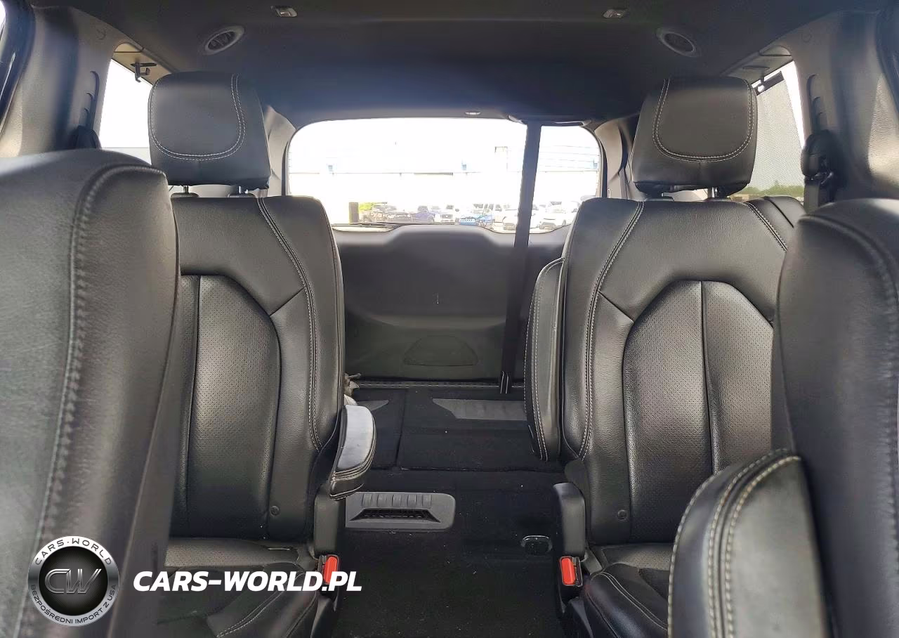 2018 Chrysler Pacifica Touring L Plus VIN:2C4RC1EG0JR351752 - 10