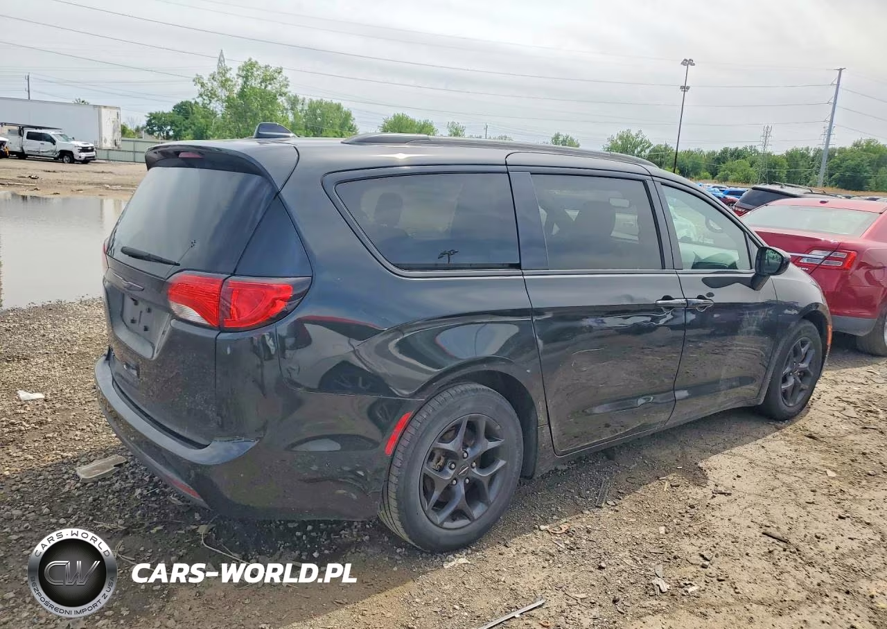 2018 Chrysler Pacifica Touring L Plus VIN:2C4RC1EG0JR351752 - 3