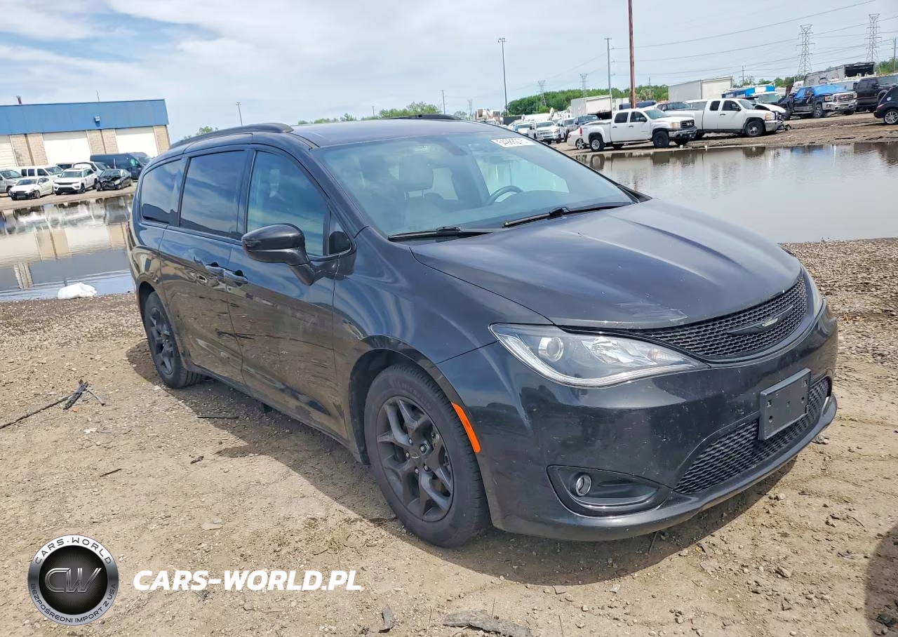 2018 Chrysler Pacifica Touring L Plus VIN:2C4RC1EG0JR351752 - 4