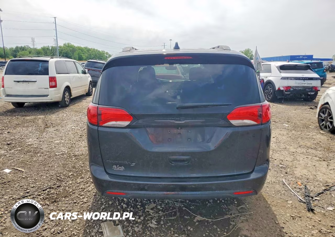 2018 Chrysler Pacifica Touring L Plus VIN:2C4RC1EG0JR351752 - 6
