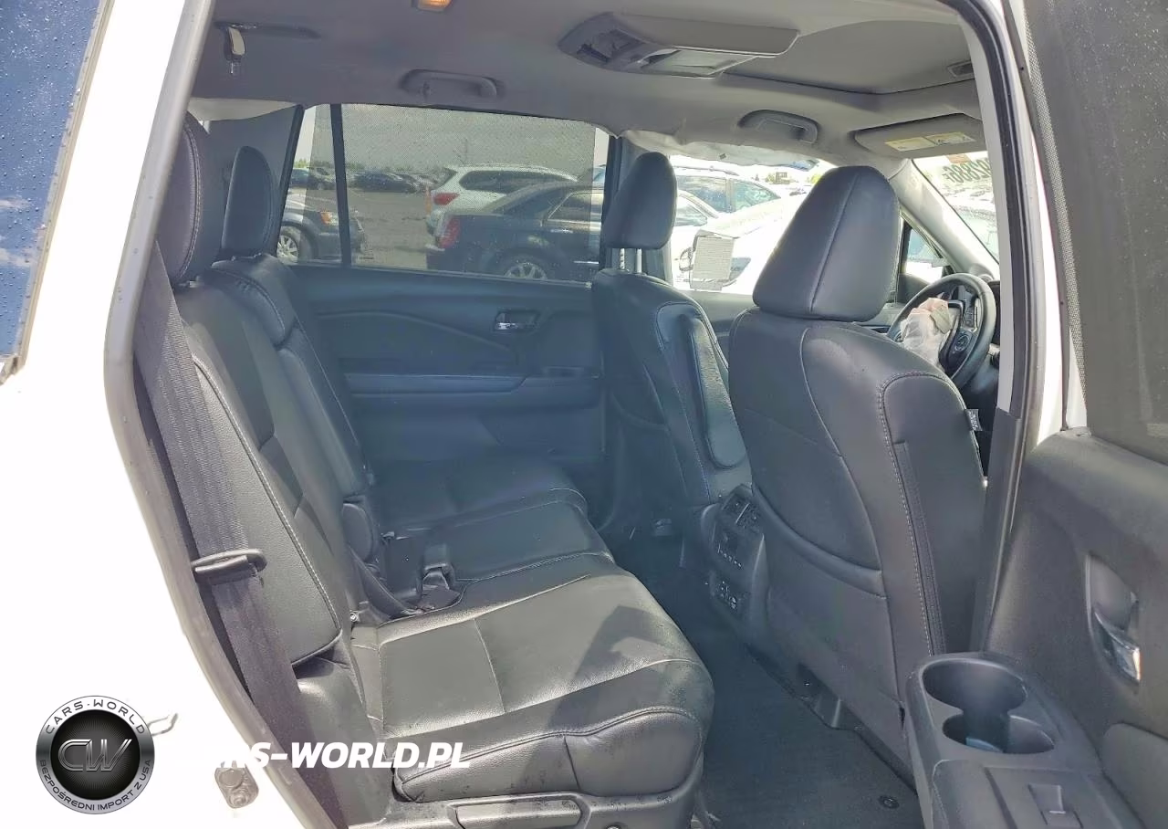2018 Honda Pilot Touring VIN:5FNYF5H90JB026974 - 10