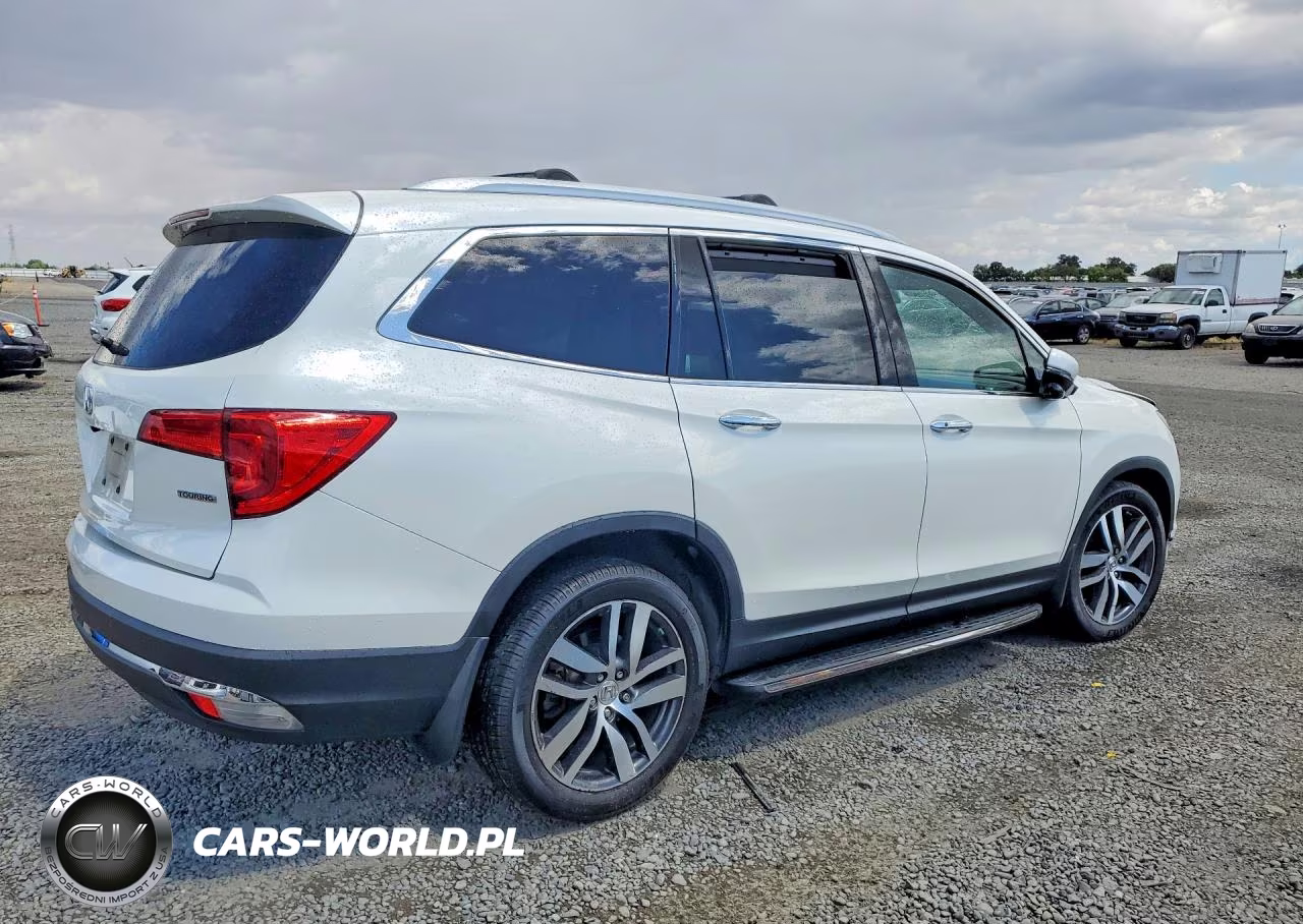 2018 Honda Pilot Touring VIN:5FNYF5H90JB026974 - 3
