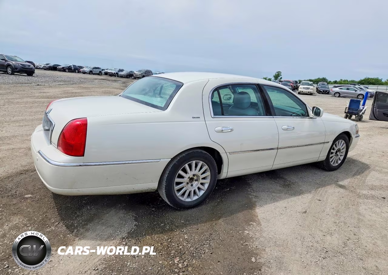 2004 Lincoln Town Car Ultimate VIN:1LNHM83W44Y680171 - 3