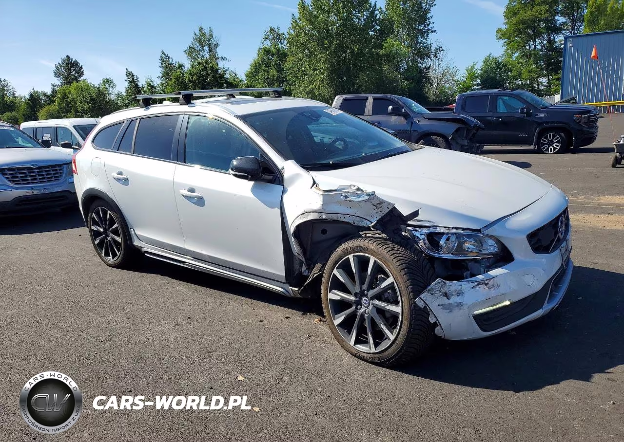 2017 Volvo V60 Cross Country Premier VIN:YV440MWKXH1040543 - 4