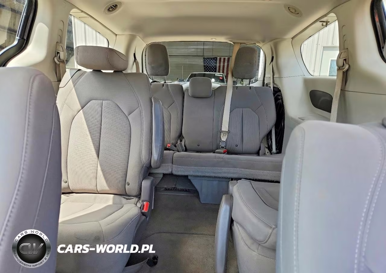 2017 Chrysler Pacifica Touring VIN:2C4RC1DG3HR526300 - 10