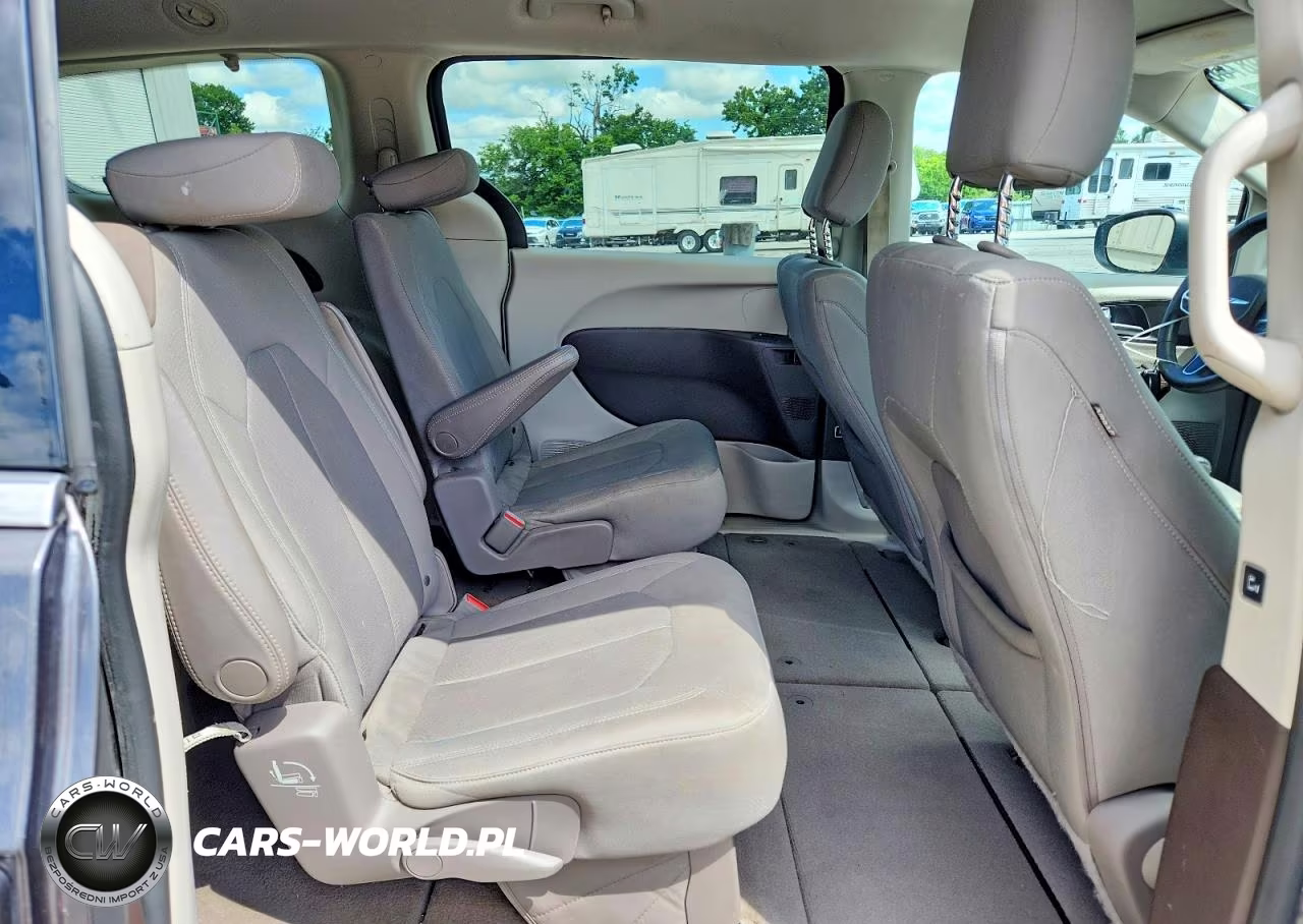 2017 Chrysler Pacifica Touring VIN:2C4RC1DG3HR526300 - 11