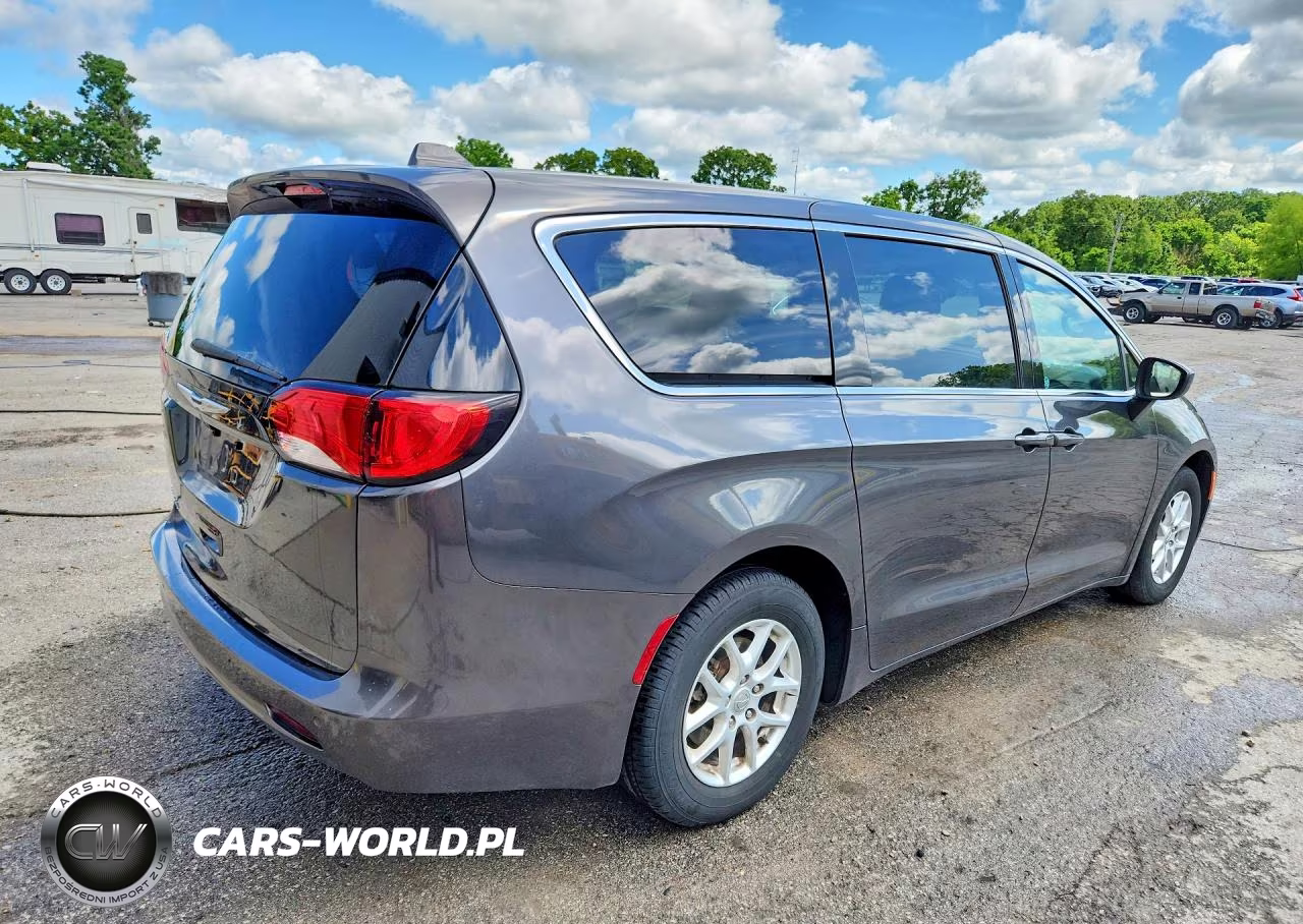 2017 Chrysler Pacifica Touring VIN:2C4RC1DG3HR526300 - 3