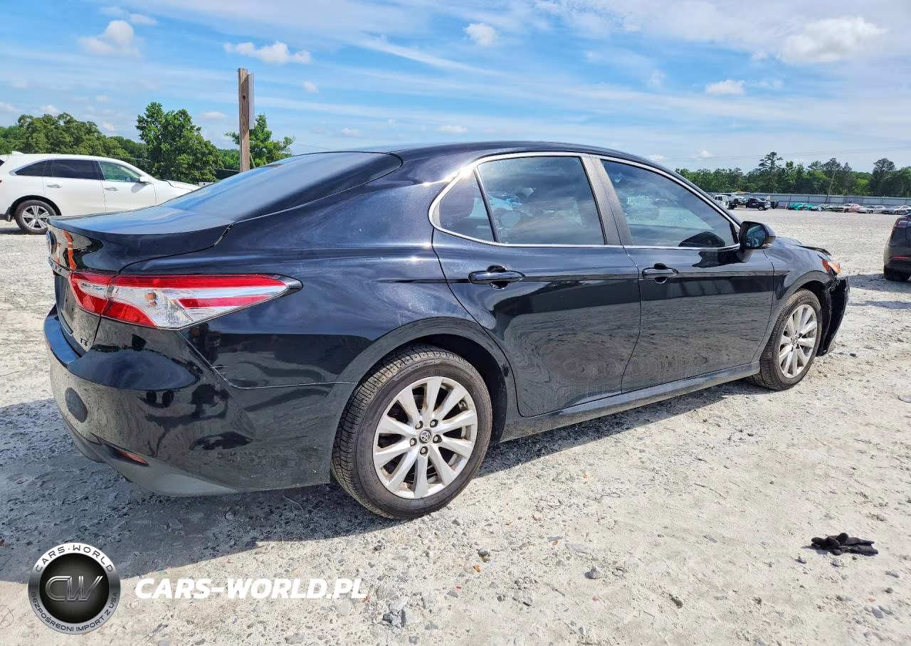 2018 Toyota Camry Le VIN:4T1B11HK2JU629671 - 3