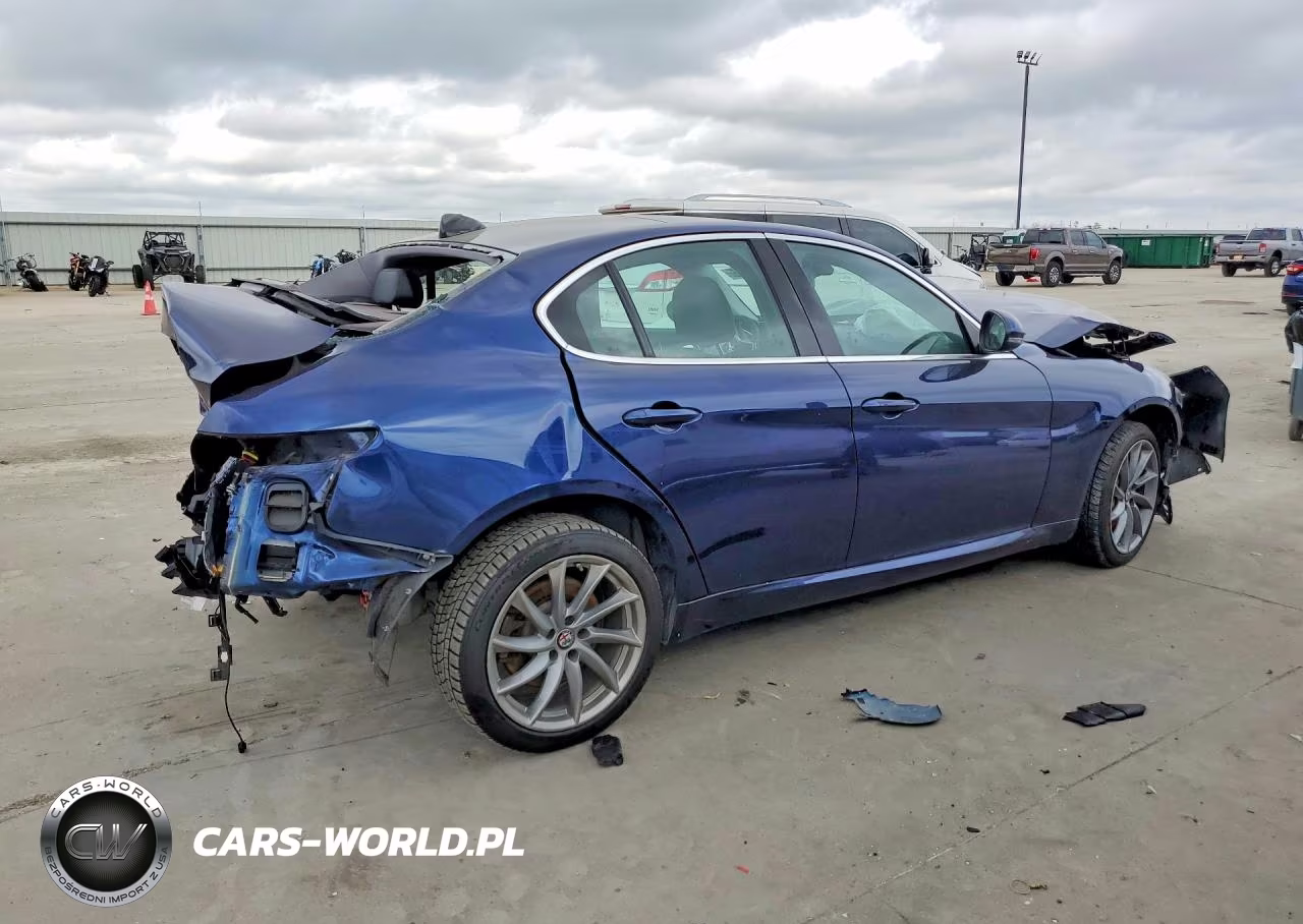 2017 Alfa Romeo Giulia Ti Q4 VIN:ZARFAEEN9H7552730 - 3