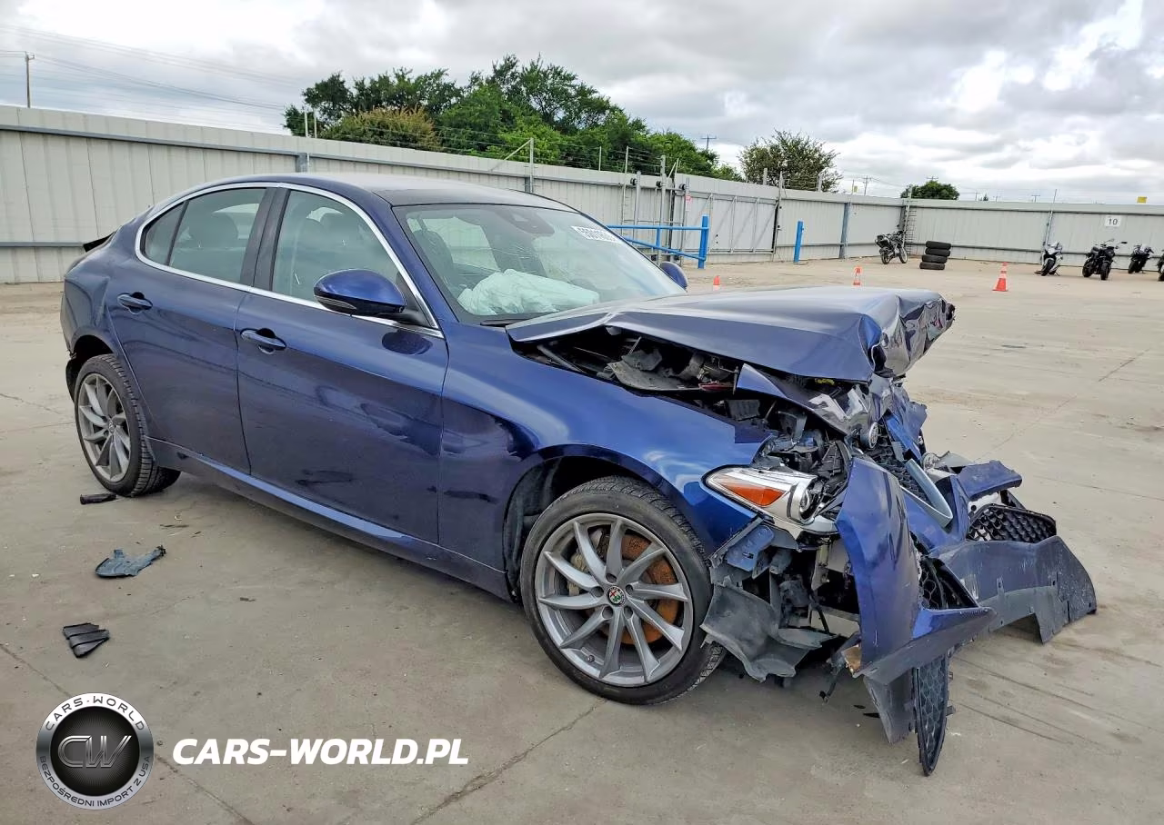 2017 Alfa Romeo Giulia Ti Q4 VIN:ZARFAEEN9H7552730 - 4