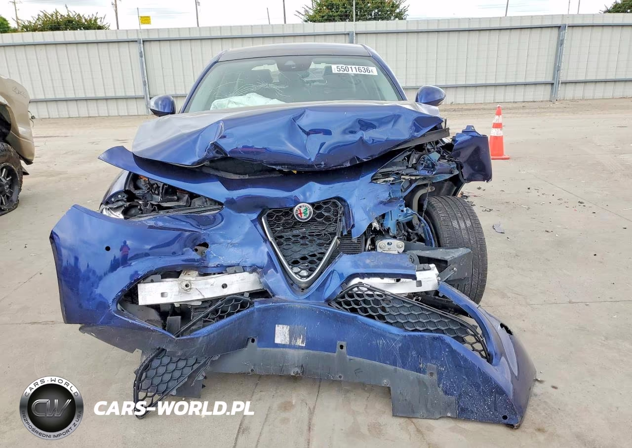 2017 Alfa Romeo Giulia Ti Q4 VIN:ZARFAEEN9H7552730 - 5