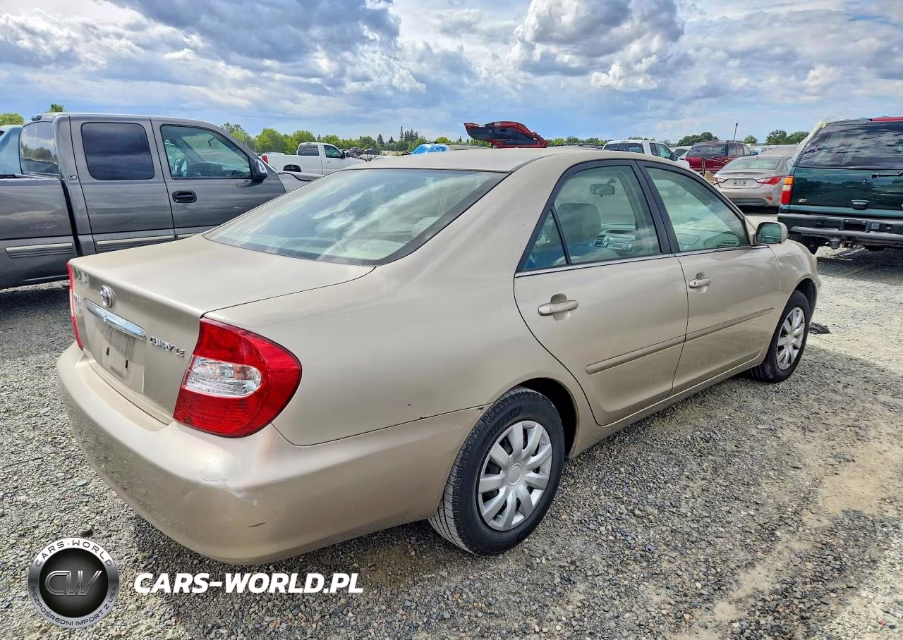 2002 Toyota Camry Le VIN:JTDBE32K520115786 - 3