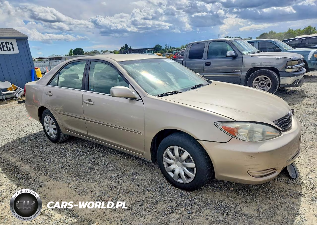 2002 Toyota Camry Le VIN:JTDBE32K520115786 - 4