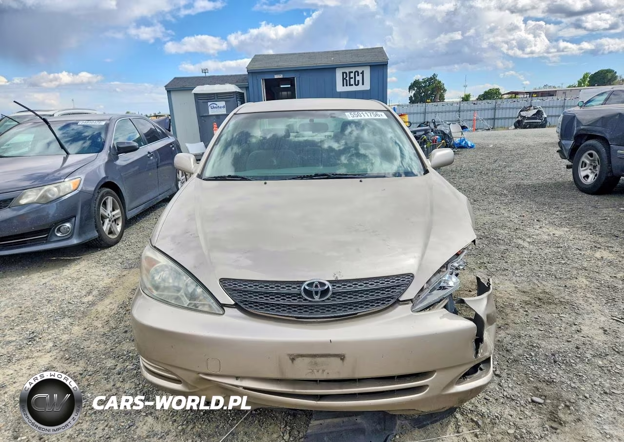 2002 Toyota Camry Le VIN:JTDBE32K520115786 - 5