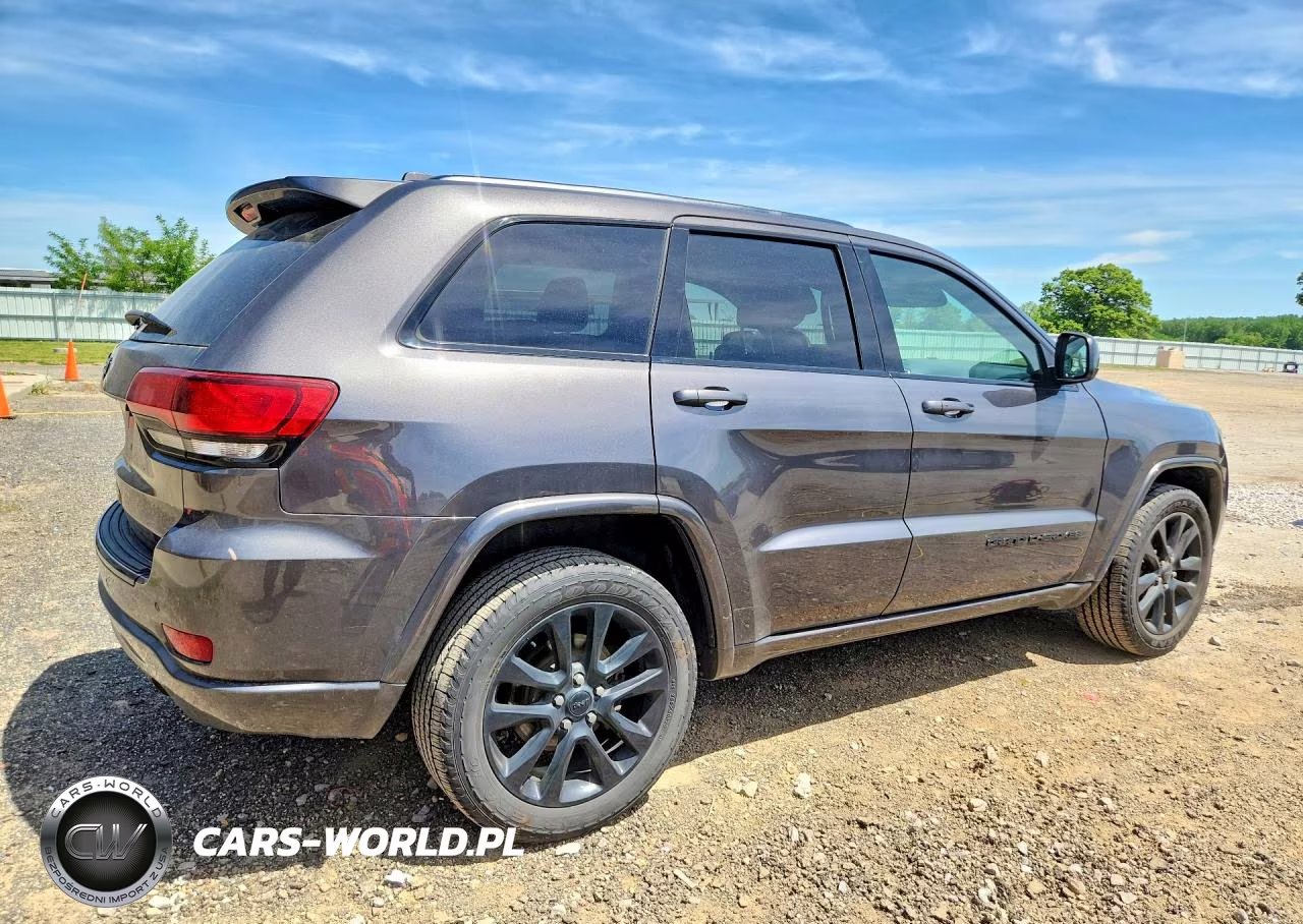 2017 Jeep Grand Cherokee Laredo VIN:1C4RJFAGXHC866267 - 3