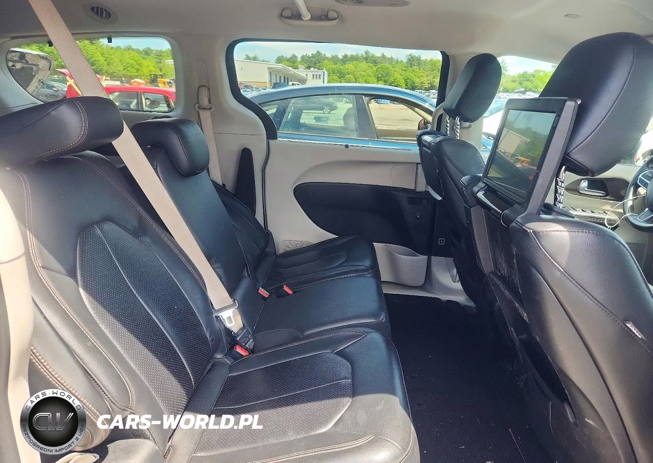 2017 Chrysler Pacifica Touring L Plus VIN:2C4RC1EG4HR577125 - 11