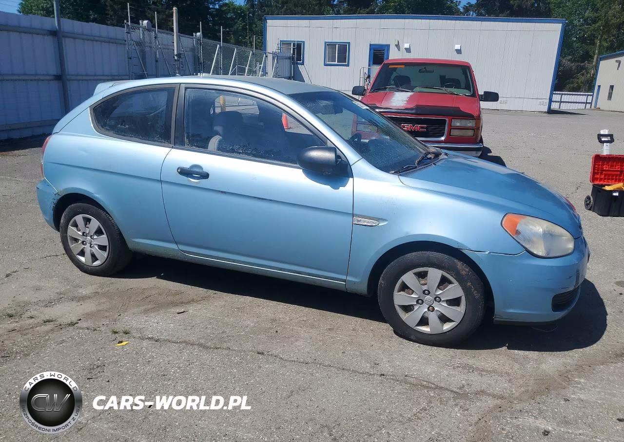 2008 Hyundai Accent Gs VIN:KMHCM36C88U064601 - 4