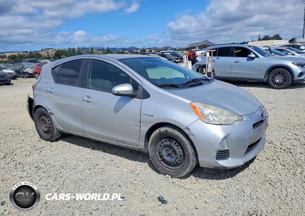 2013 Toyota Prius C Two VIN:JTDKDTB32D1534428 - 4