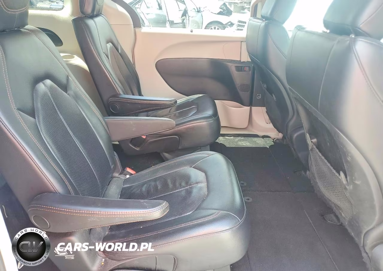 2018 Chrysler Pacifica Touring L VIN:2C4RC1BG5JR237508 - 10