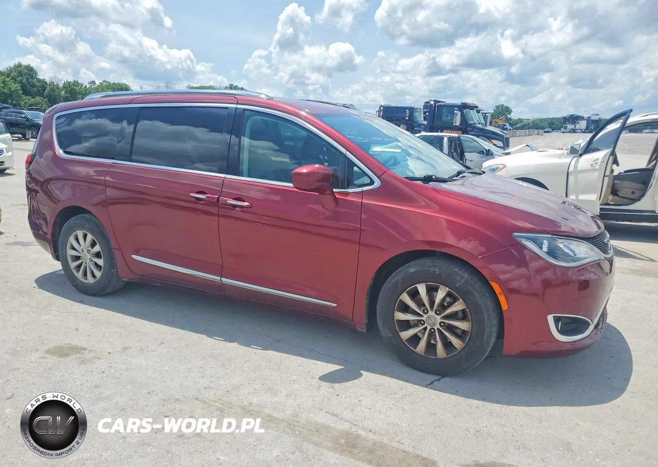 2018 Chrysler Pacifica Touring L VIN:2C4RC1BG5JR237508 - 4