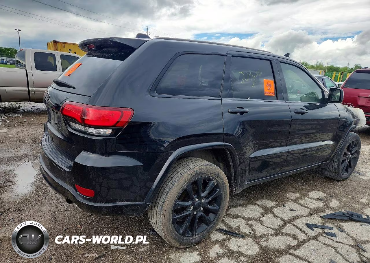 2018 Jeep Grand Cherokee Laredo VIN:1C4RJFAG8JC229626 - 3