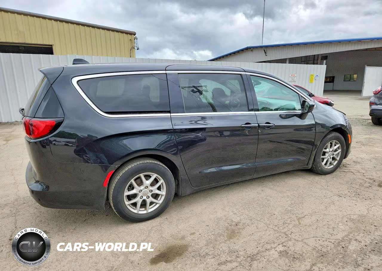 2017 Chrysler Pacifica Touring VIN:2C4RC1DG1HR516431 - 3
