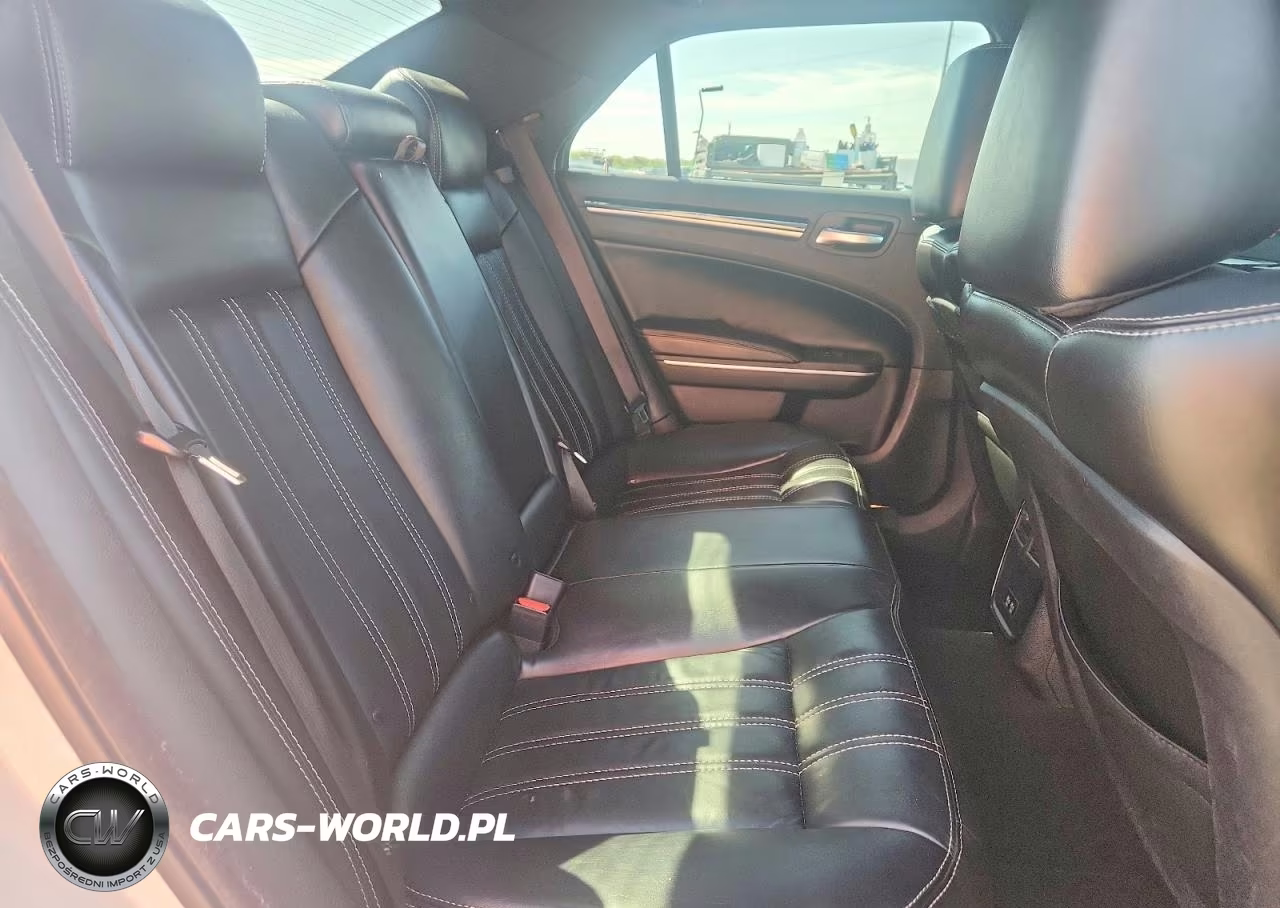 2021 Chrysler 300 S VIN:2C3CCABG6MH545419 - 10