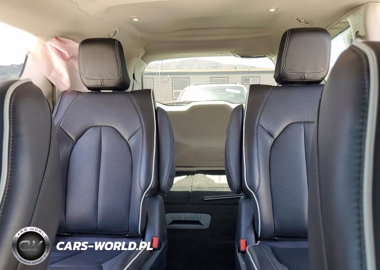 2023 Chrysler Pacifica Hybrid Pinnacle VIN:2C4RC1S77PR500445 - 10