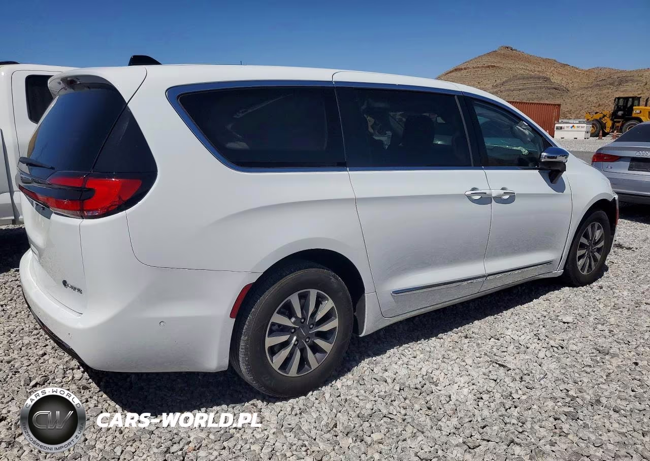 2023 Chrysler Pacifica Hybrid Pinnacle VIN:2C4RC1S77PR500445 - 3