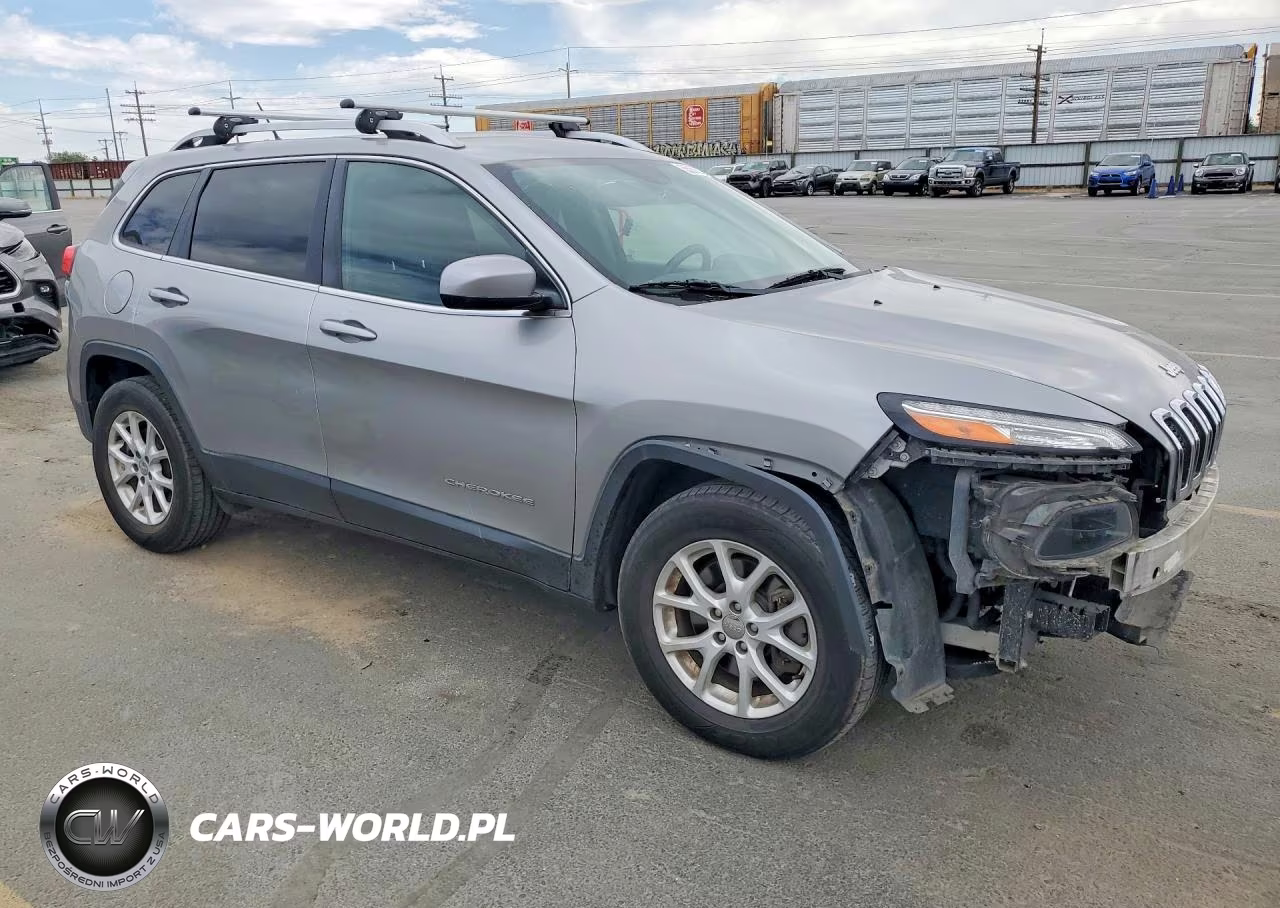 2016 Jeep Cherokee Latitude VIN:1C4PJMCB0GW308065 - 4