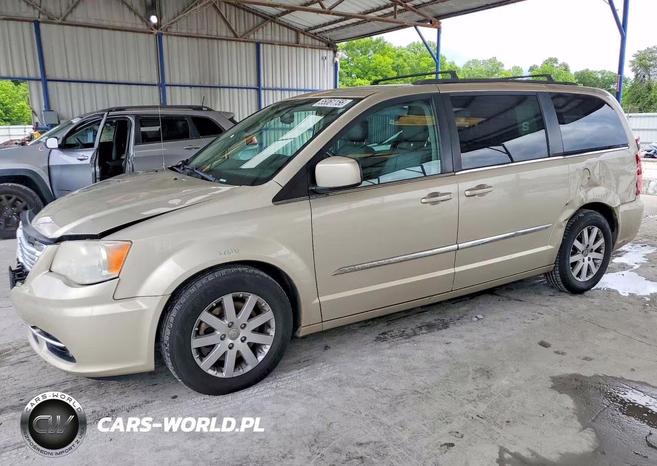 2013 Chrysler Town & Country Touring – zdjęcie 1 z 12